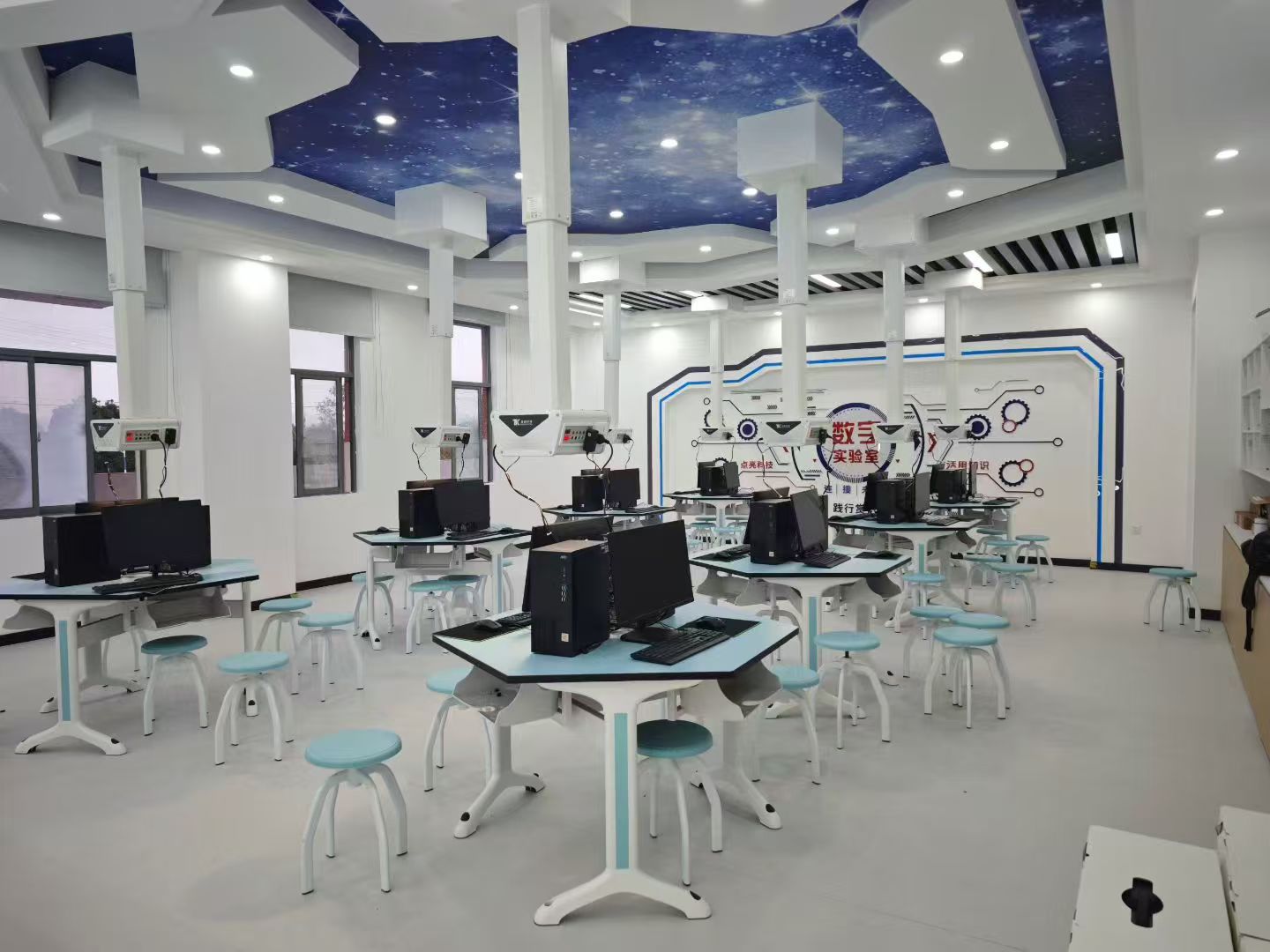 平坝第一高级中学数字实验室