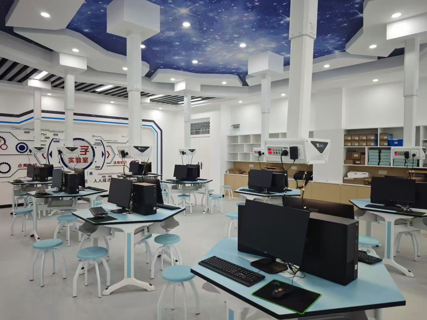 平坝第一高级中学数字实验室